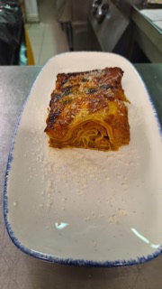 Foto originale della pasta al forno sul vassoio