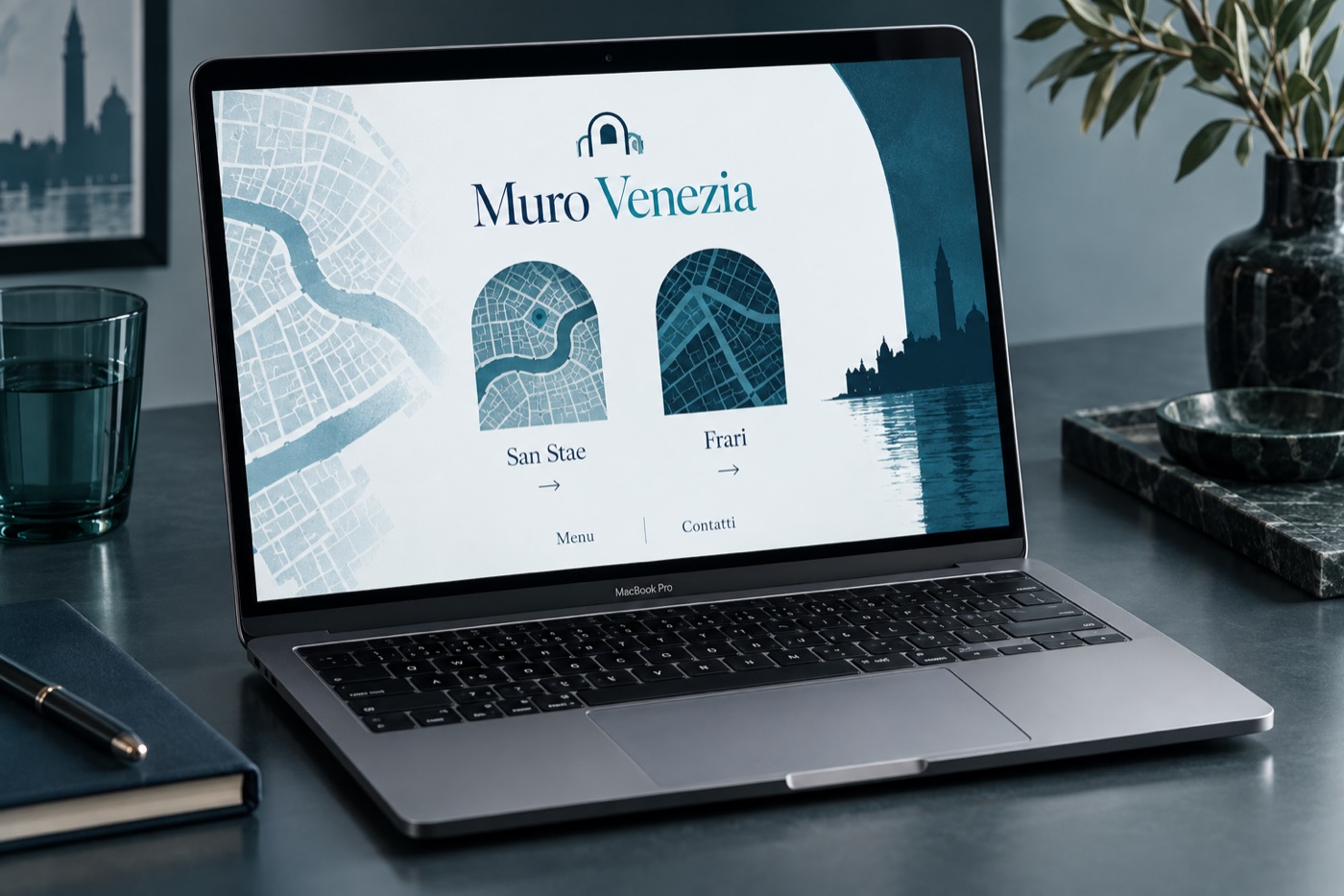 Mockup concettuale creato con AI: sito Muro Venezia sullo schermo di un MacBook Pro, con San Stae e Frari