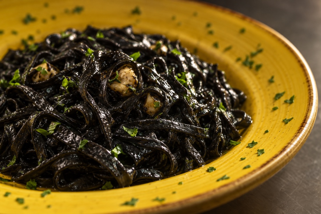 Pasta nera di La Colonna, elaborazione in controluce